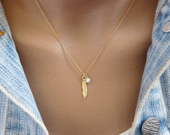 Feather necklace, Gold feather, Feather pendant, Pearl necklace, Delicate necklace, Boho necklace