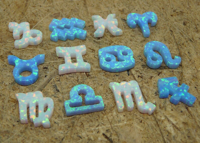 K&ouml;nnte beinhalten: Zw&ouml;lf Sternzeichen aus blauem und wei&szlig;em Opal. Jedes Zeichen ist ein separates St&uuml;ck.