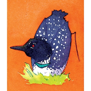 Puede incluir: Una pintura de acuarela de un colimbo con plumas moteadas de blanco y negro, un ojo rojo y un cuello con un patrón verde y blanco. El colimbo está sentado en un lecho de hierba verde sobre un fondo naranja.