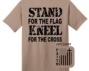 Camiseta de Declaración Cristiana - De pie para la Bandera arrodillada por la Cruz