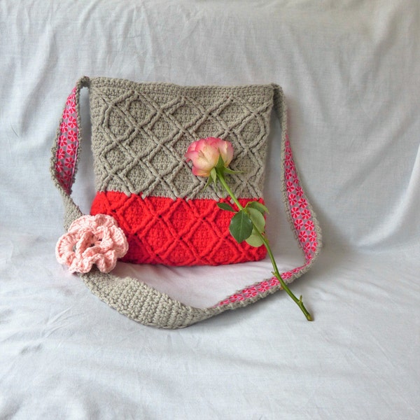 Sac à carreaux torsadé motif crochet