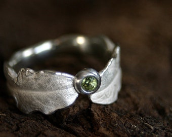beautiful ring in shape of a dandelion with peridot