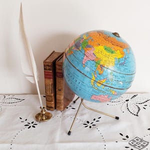 Globe terrestre en métal , Taride , vintage français, tripode, années 60