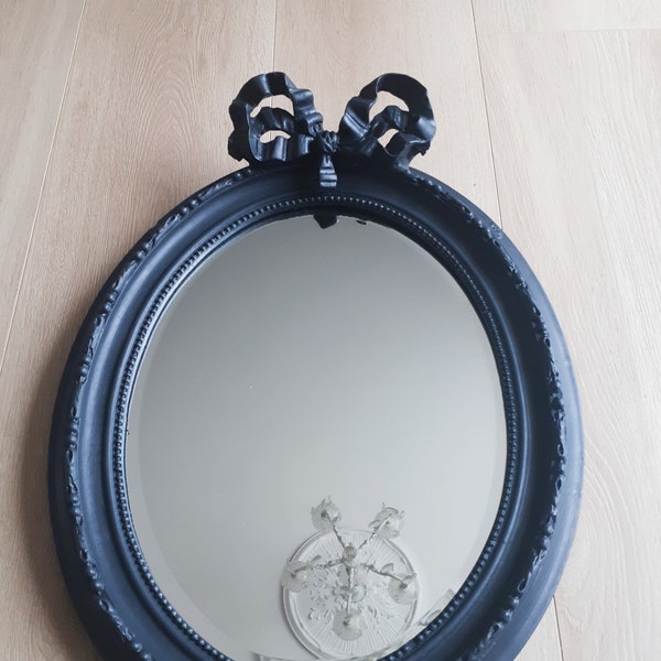 Miroir Louis XVI ovale à noeud , patiné noir , vintage