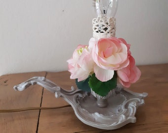 Lampe de chevet , "rat de cave" , en cuivre patiné beige clair et fleurs , vintage, shabby chic