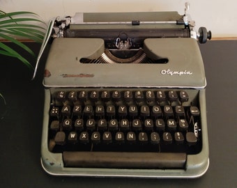 Machine à écrire  portable vintage  , fonctionnelle ,  Olympia , ruban neuf