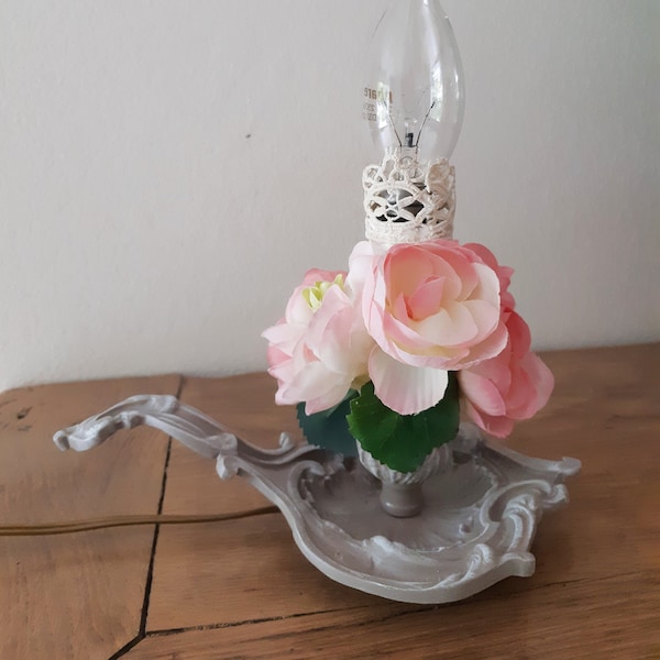 Lampe de chevet , "rat de cave" , en cuivre patiné beige clair et fleurs , vintage, shabby chic