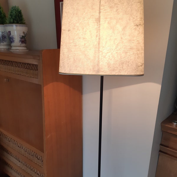 Lampadaire  tripode noir , porte-revues avec scoubidou , vintage  , années 50