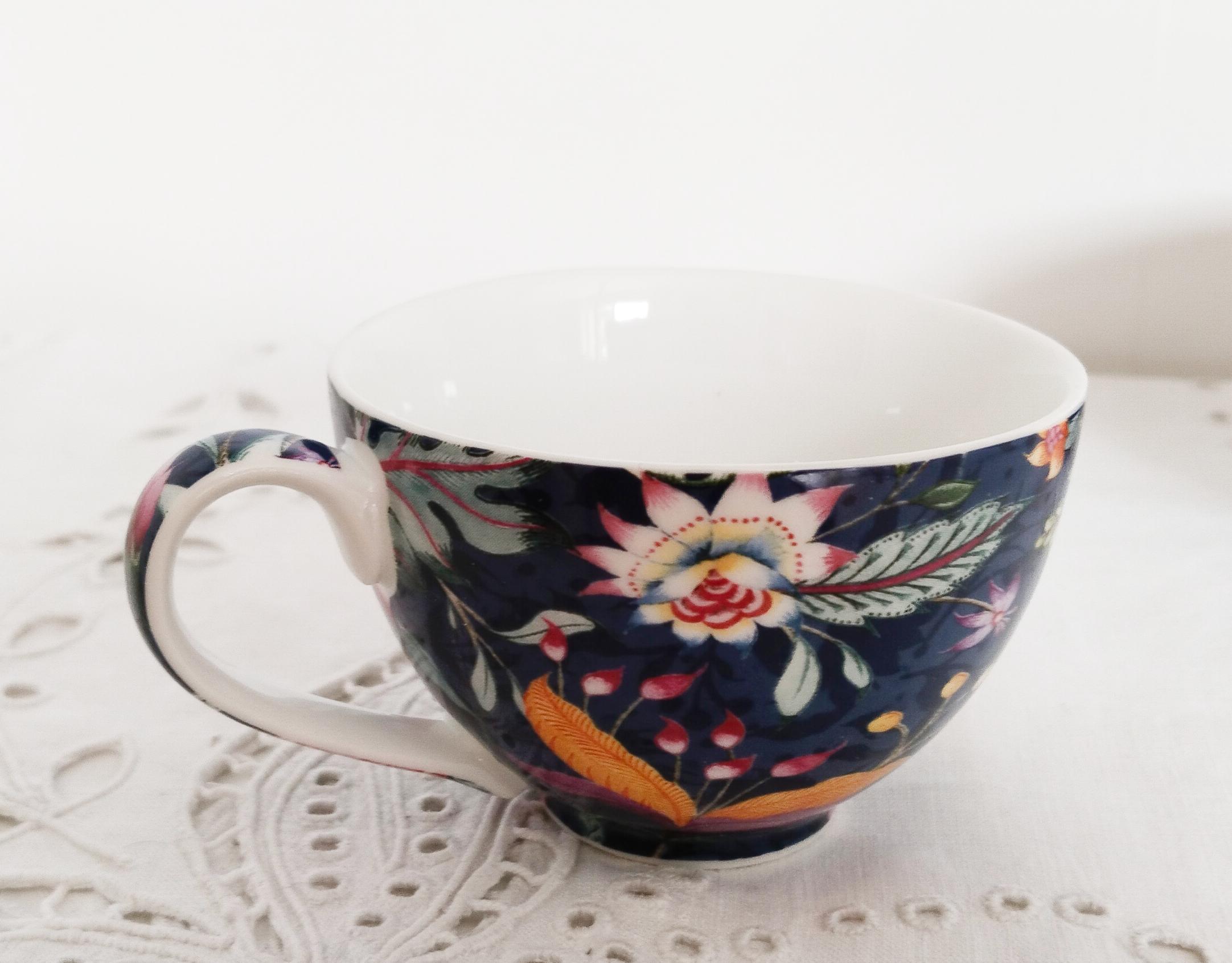 Tasse, sous-tasse et sucrier en céramique