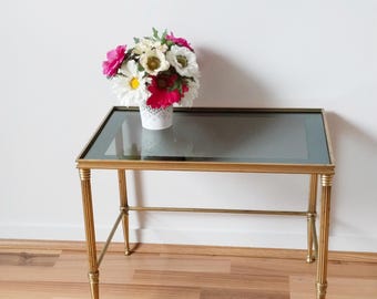 Mesa de centro vintage de cristal y latón de los años 70