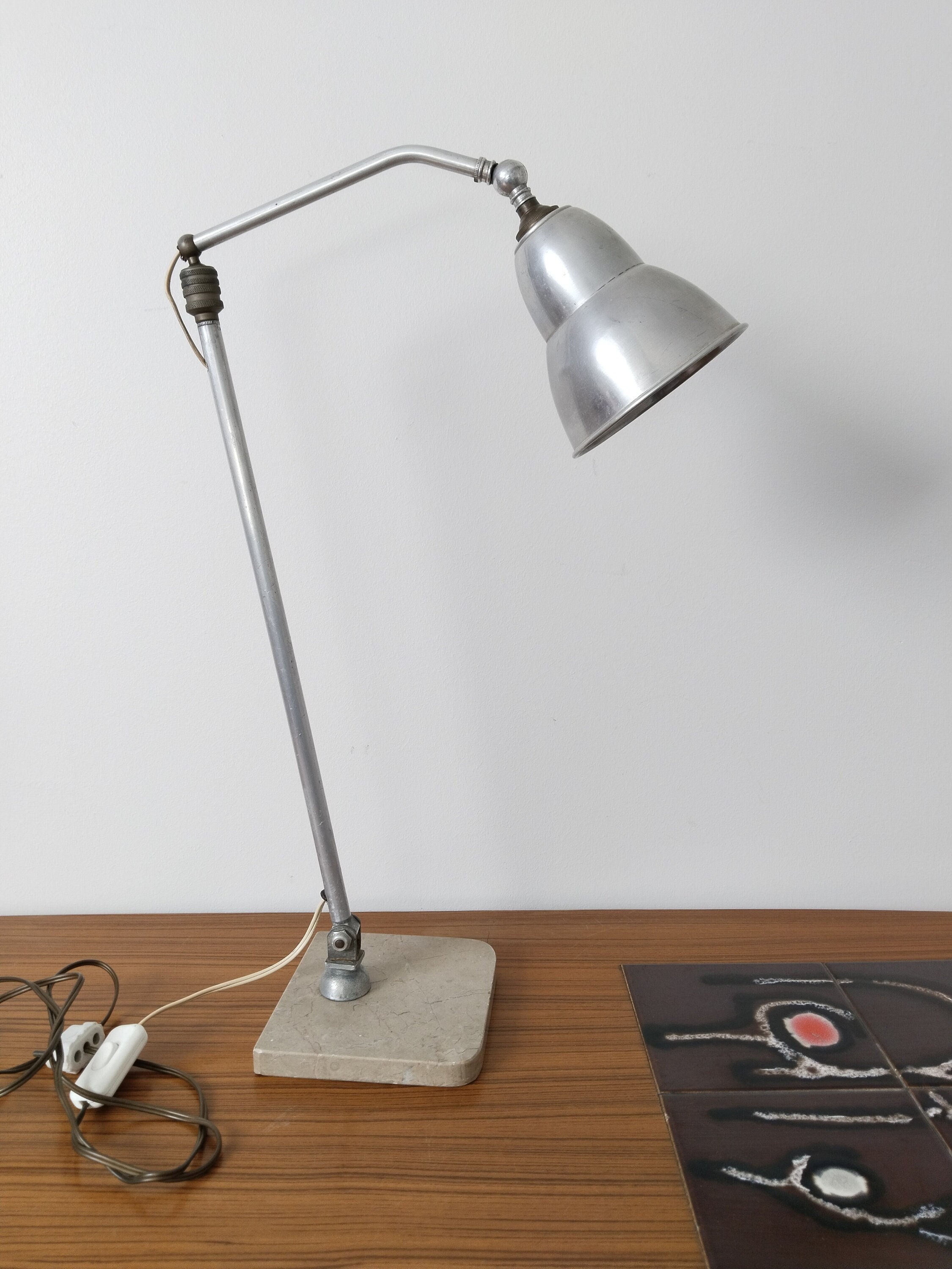 Lampe de bureau vintage doré et marbre noir sur CDC Design
