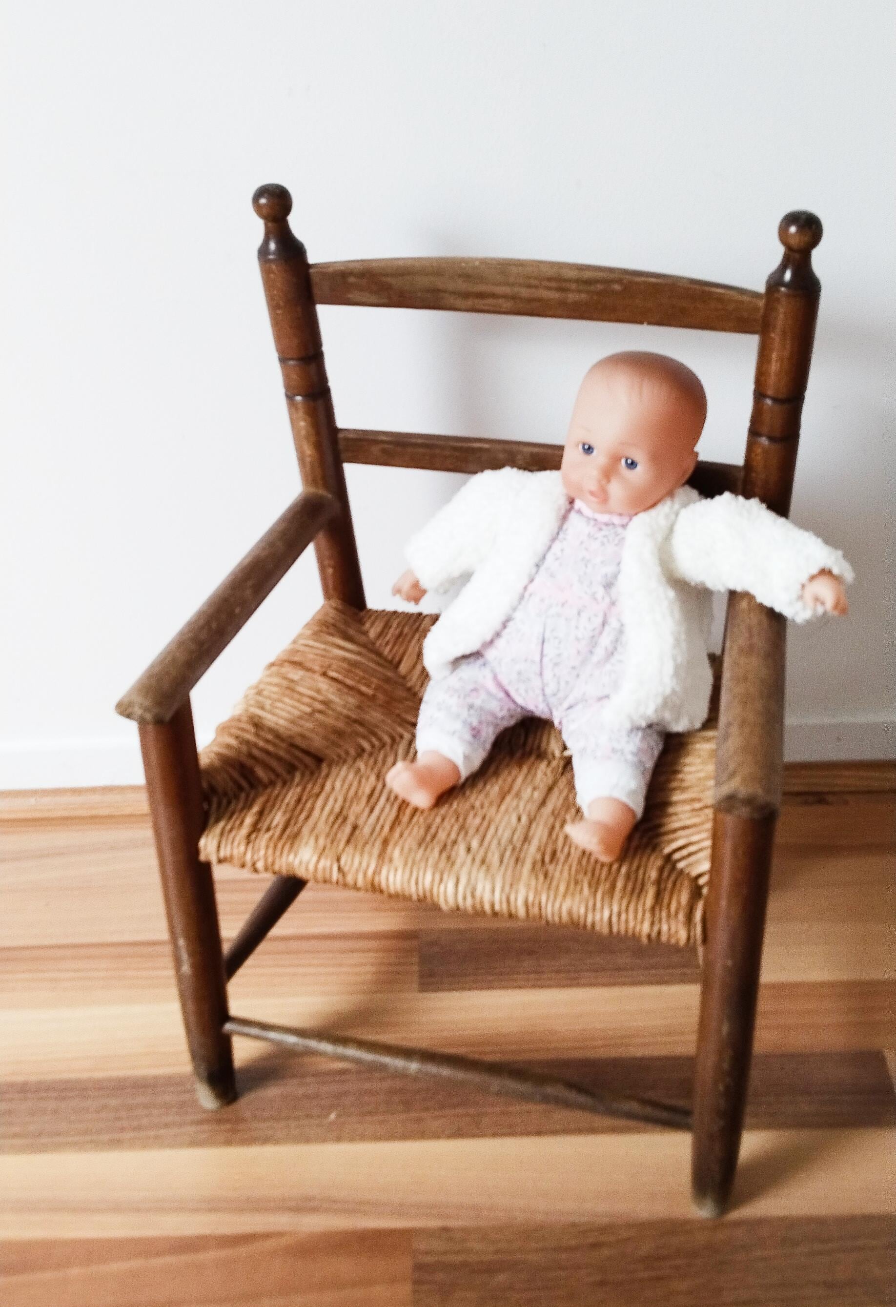 Poltroncina vintage per bambini in legno e paglia, anni '50