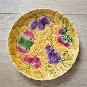 Round slip dish, Sarreguemines earthenware, vintage