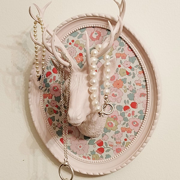 Trophée tête de cerf rose sur fond de tissu Liberty Betsy, taxidermie