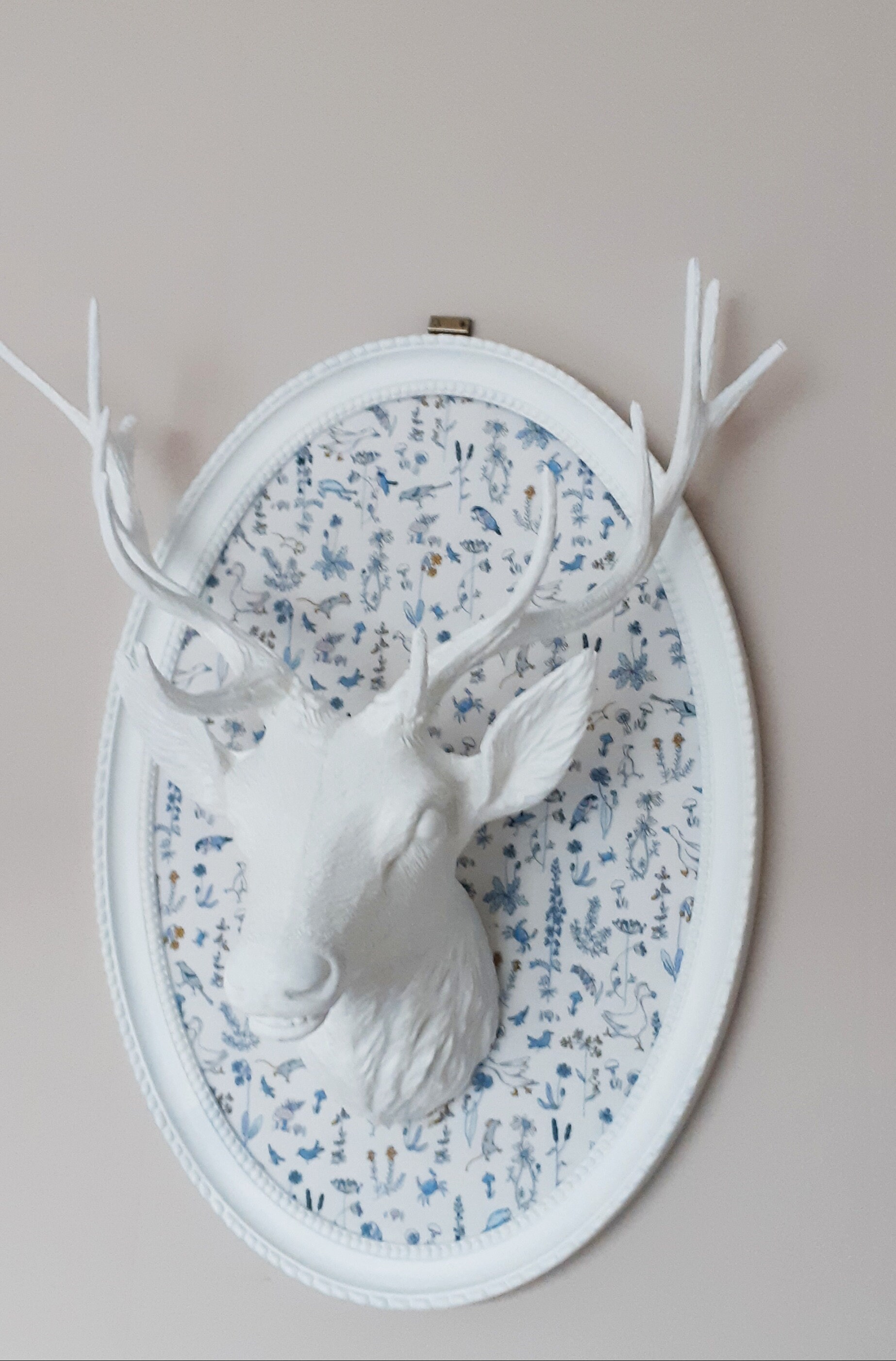 Trophée Tête de Cerf sur Cadre Blanc , Fond Tissu Liberty Shaby Chic