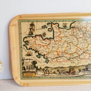 PLATEAU vintage en fibre de verre, motif Bretagne, carte 1810 , D.Derveaux , années 50