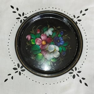 Round tray in painted sheet metal, USSR origin, floral decoration, black background