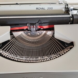 Vintage Reiseschreibmaschine, funktionsfähig, Royal, neues Farbband Bild 2