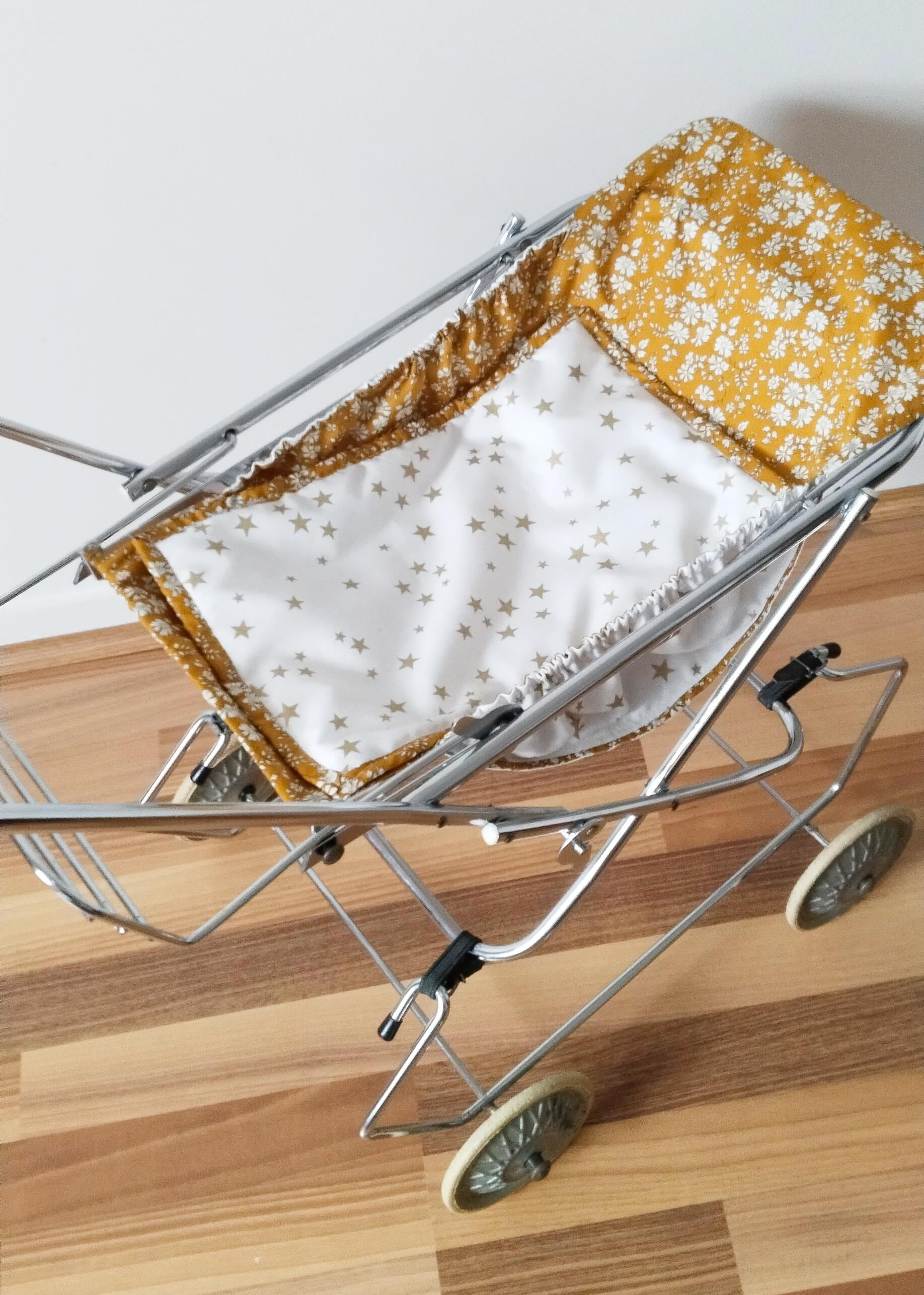 Poussette De Poupée Vintage En Tissu Liberty - État D'occasion