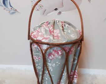 Worker, work basket, in rattan and toile de Jouy style fabric, shabby chic, vintage, 50s