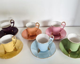 Servizio da caffè "Aquarelle" di Geneviève Lethu, composto da 6 tazze e 6 piattini, multicolore, con manico curvo color oro.