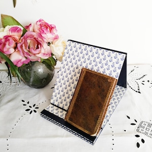 Lutrin en cartonnage bleu , porte-livre, porte-revue