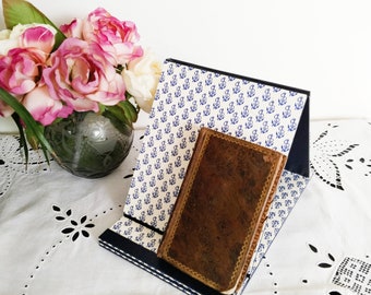 Lutrin en cartonnage bleu , porte-livre, porte-revue