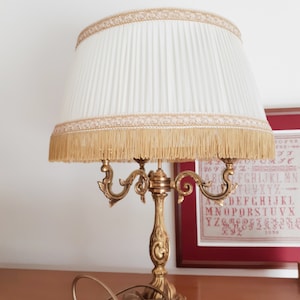 Petite lampe de bureau dite bouillote de style empire avec abat jour en fer