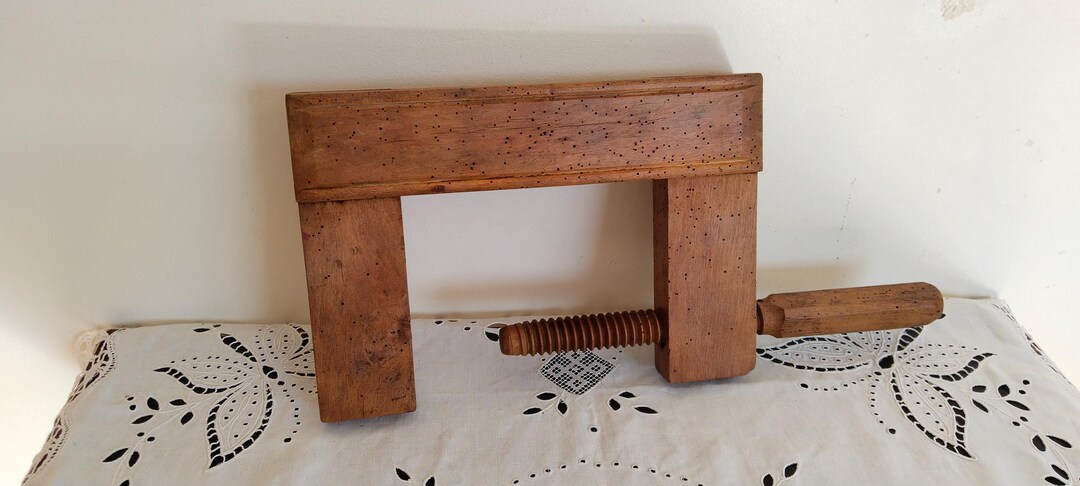 Grand étau En Bois Vintage Des Années 30 - Serre-joint D'atelier En Bon état, Outil Ancien