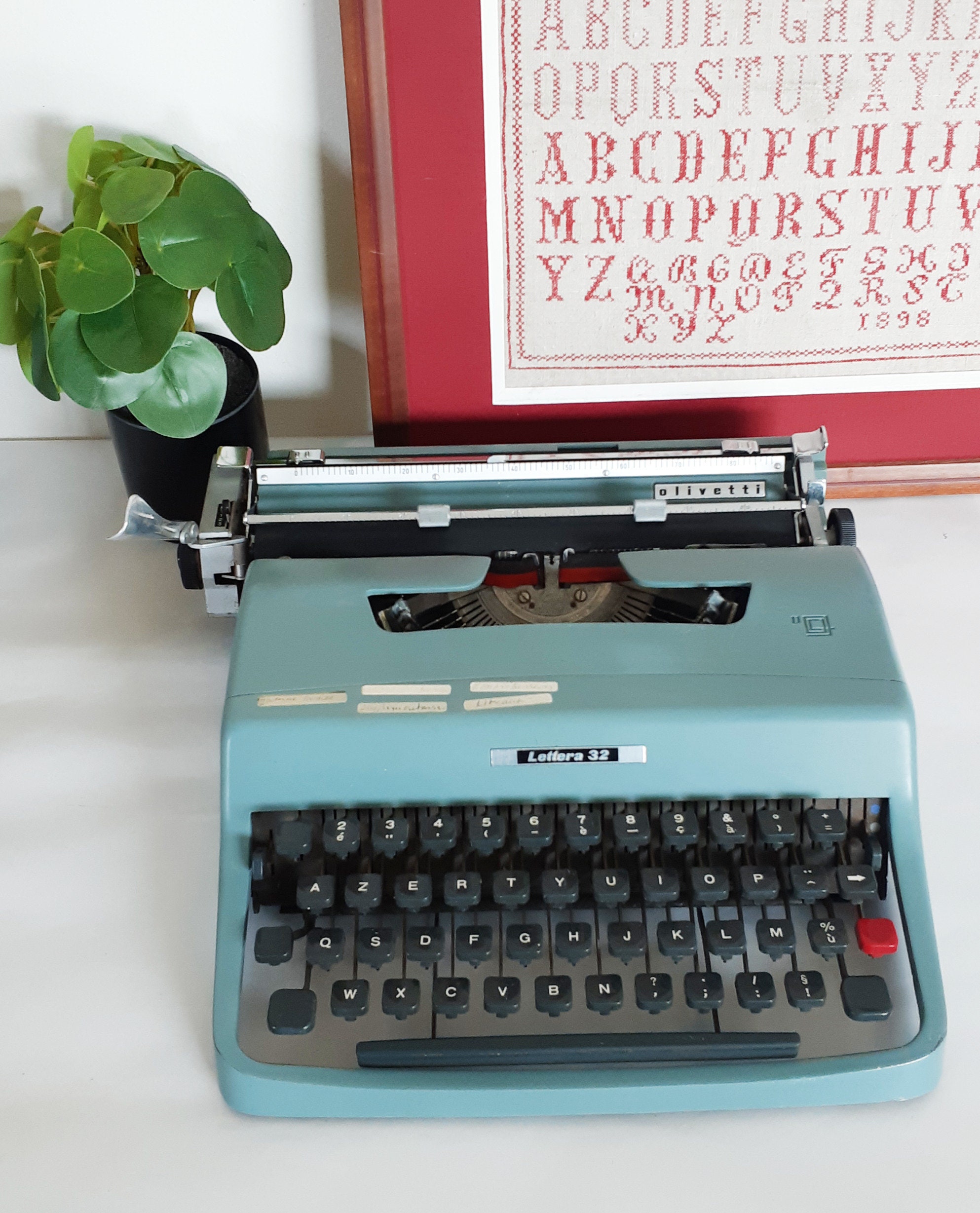 Mzchine à Écrire Portative , Olivetti Lettera 22 Fonctionnelle Vintage