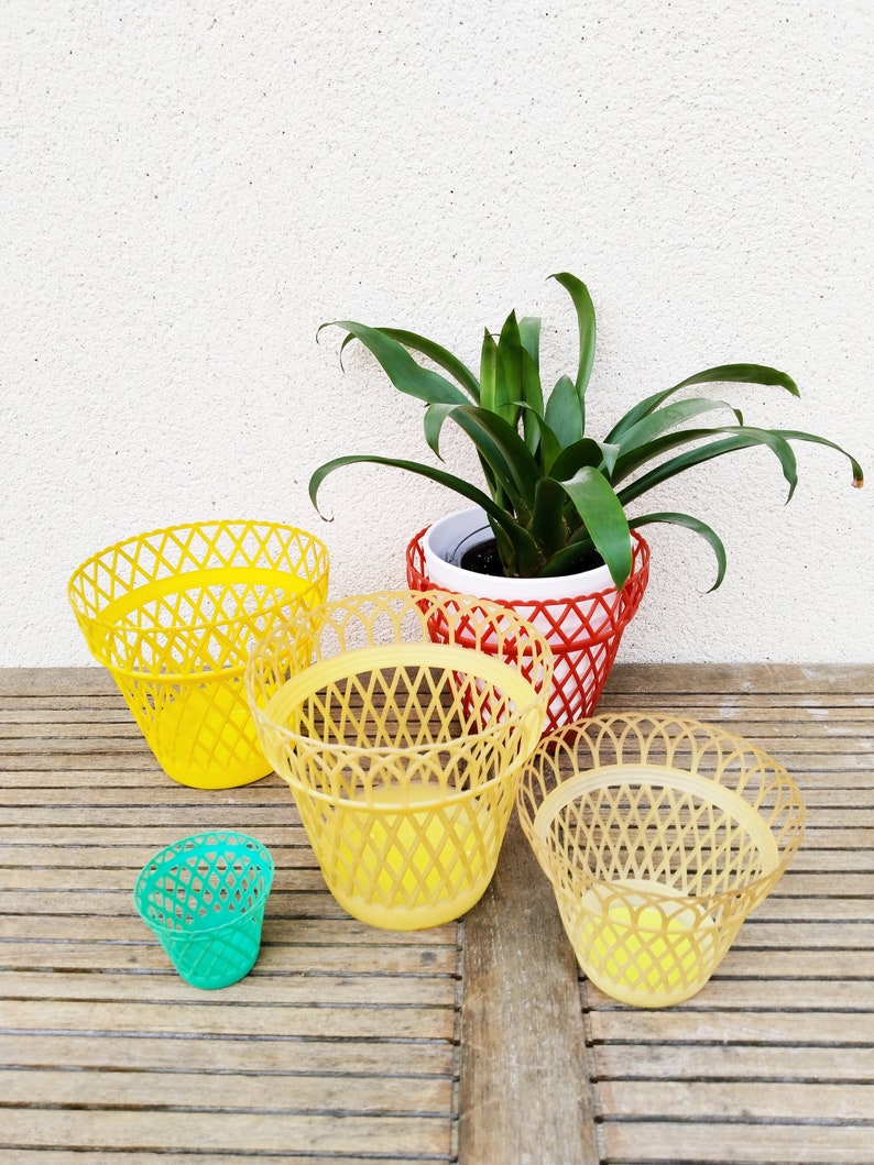 Set of 5 vintage plastic planters, 1950s image 1