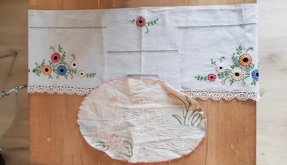 ancien napperon brodé main / entourage dentelle au fuseau : 42 X 27 cm