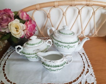 Service à thé  en porcelaine anglaise  , vert et or , antique
