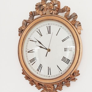 Vintage Französische Goldene Wanduhr im romantischen Stil/Oval/Barock/Rokoko-Stil/Louis XVI-Stil, Marie Antoinette/Quarzuhr