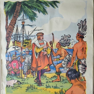 Peut inclure: Illustration vintage représentant l'arrivée de Christophe Colomb en Amérique. La scène montre Colomb en costume rouge et jaune, interagissant avec des Amérindiens. Des navires et des palmiers sont en arrière-plan. Le texte en bas indique "CHRISTOPHE COLOMB DÉBARQUE EN AMÉRIQUE."