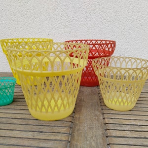 Set of 5 vintage plastic planters, 1950s image 3