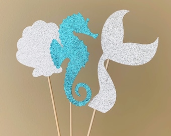Centros de la fiesta de la sirena. Bajo las decoraciones de la fiesta del mar.