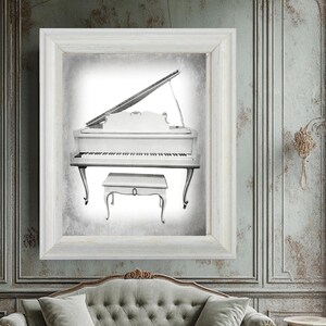 Puede incluir: Un piano de cola blanco con un banco de piano blanco en un marco blanco contra una pared verde. El piano está en un salón con un sofá de terciopelo verde y una mesa pequeña.