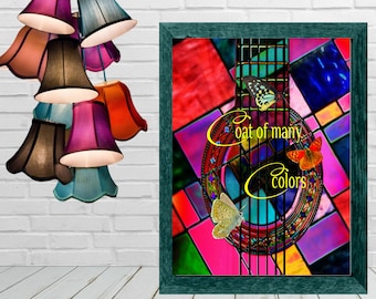 Può includere: Una stampa d'arte astratta colorata con una chitarra con un design a vetri colorati. La chitarra è circondata da farfalle e dal testo "Coat of many colors".