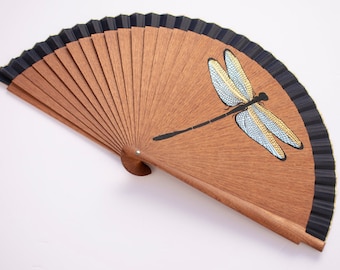 Abanico de madera, artesanal pintado a mano con Ilustración de libélula.