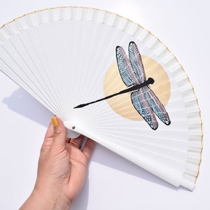 Handbemalter Fächer - Libelle bei Vollmond. Handgefertigter moderner Fächer – KOSTENLOSER VERSAND