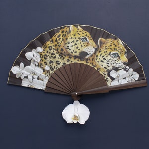 Éventail en soie et bois de wengé à décor de léopards et d'orchidées blanches. Ventilateur de haute qualité. Éventail de luxe