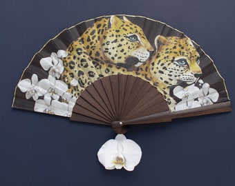 Fächer aus Seide und Wengeholz, verziert mit Leoparden und weißen Orchideen. Hochwertiger Ventilator. Luxus-Fan