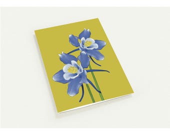 Könnte beinhalten: Eine Grußkarte mit zwei blau-weißen Akeleiblüten auf gelbem Hintergrund. Die Blüten haben zarte Blütenblätter und gelbe Zentren. Die Karte ist angewinkelt und zeigt die Vorderseite und einen Teil der Seite.