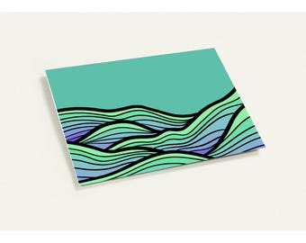 Könnte beinhalten: Rechteckiger Kunstdruck mit einem abstrakten Landschaftsdesign. Er zeigt geschichtete, wellenförmige Linien in Grün, Blau und Lila vor einem türkisfarbenen Hintergrund. Die Linien sind schwarz umrandet und erzeugen eine moderne, minimalistische Ästhetik.