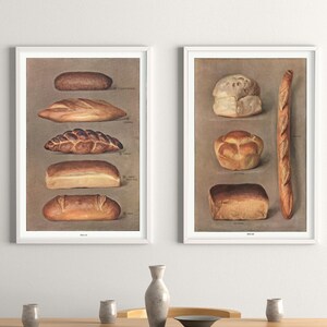 Może przedstawiać: Dwa oprawione vintage ilustracje różnych rodzajów chleba. Pierwsza ramka przedstawia bagietkę, chleb pleciony, długą bochenek, okrągły bochenek i długą bochenek z chrupiącą skórką. Druga ramka przedstawia okrągły bochenek, okrągły bochenek z kwiatowym wzorem, kwadratowy bochenek i długą bochenek.