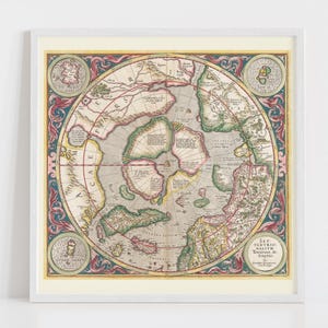 Peut inclure: Impression encadrée d'une carte ancienne. La carte circulaire présente des illustrations détaillées de terres, d'océans et de texte. La palette de couleurs comprend des nuances de beige, de vert, de rouge et de bleu. Le cadre est blanc.