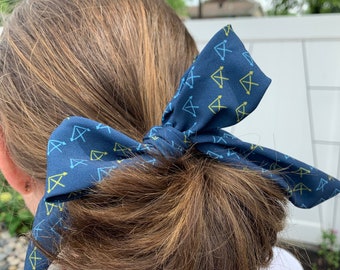 Bandana flaca con temática económica