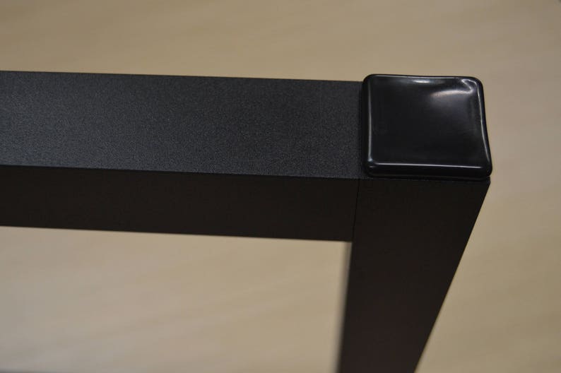 Puede incluir: Pata de mesa de metal negro con un protector de esquina de pl&aacute;stico negro.