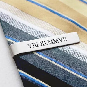 Fermacravatta inciso, fermacravatta personalizzato, fermacravatta in alluminio, regalo di anniversario, regalo per lo sposo, fermacravatta in metallo, regalo per uomo, festa del papà